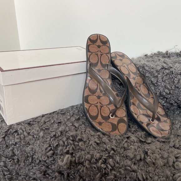 Coach logo kitten heeled flip flop sandals. Size 7 - Picture 2 of 3
